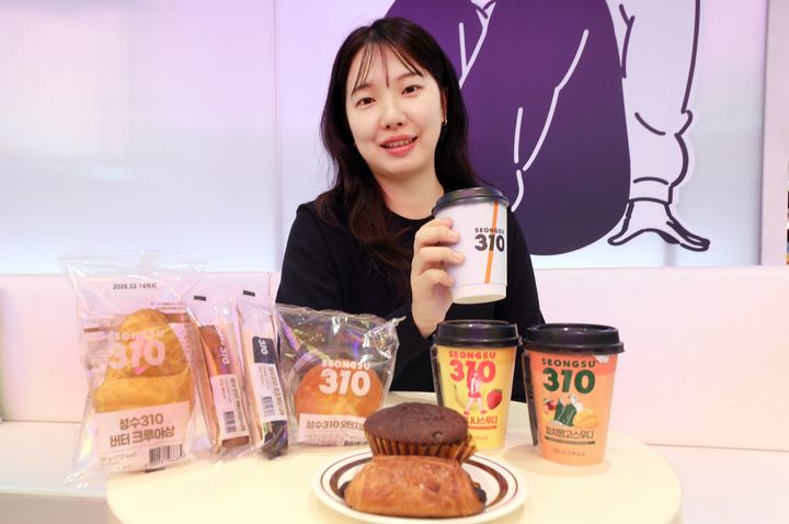 [서울=뉴시스] 이마트24 '성수310' 베이커리 상품과 스무디 음료 (사진=이마트24 제공) 2026.02.19. photo@newsis.com *재판매 및 DB 금지 *재판매 및 DB 금지