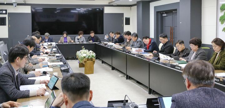 [횡성=뉴시스] 2027년 국도비확보 발굴보고회에서 김명기 군수와 참석자들이 창의적인 수익 모델을 논의하고 있다. (사진=횡성군 제공) 2026.02.19. photo@newsis.com *재판매 및 DB 금지