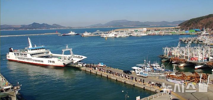 [서울=뉴시스] 대천-장고 항로를 운항하는 '가자섬으로호'에서 여객들이 하선하고 있다.