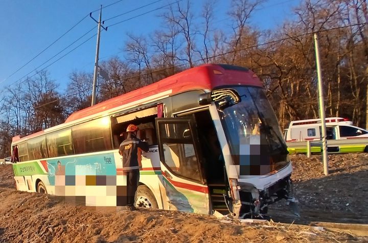[익산=뉴시스] 19일 오전 6시57분께 전북 익산시 여산면의 한 도로를 달리던 사내 통근버스가 가드레일을 받고 농수로로 빠져 구급대원이 현장에서 상황을 살펴보고 있다. (사진=전북도소방본부 제공) 2026.02.19 photo@newsis.com *재판매 및 DB 금지