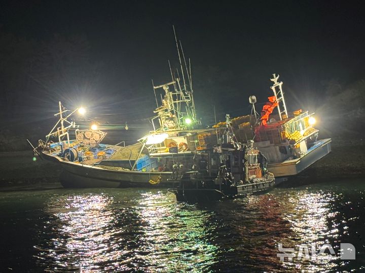 사천해경, 수심 얕은 모래언덕에 걸린 어선 구조