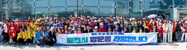 제천역에 도착한 시티투어 단체 관광객.(사진=제천시 제공) *재판매 및 DB 금지