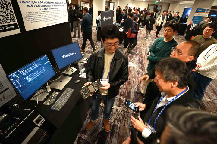 [서울=뉴시스] 국내 인공지능(AI) 반도체 스타트업 리벨리온이 '반도체 올림픽'으로 불리는 국제고체회로학회(ISSCC)에서 2세대 AI 반도체 '리벨쿼드' 기술력을 다룬 논문을 공개했다. (사진=리벨리온 제공) *재판매 및 DB 금지