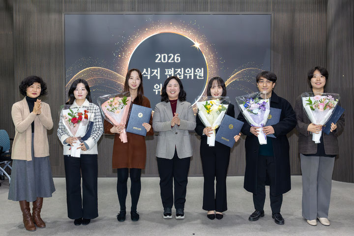 [세종=뉴시스] 세종시교육청 '세종교육온소식' 편집위원 위촉식 후 기념사진을 찍고 있다.(사진=세종시교육청 제공). 2026.02.19. photo@newsis.com. *재판매 및 DB 금지