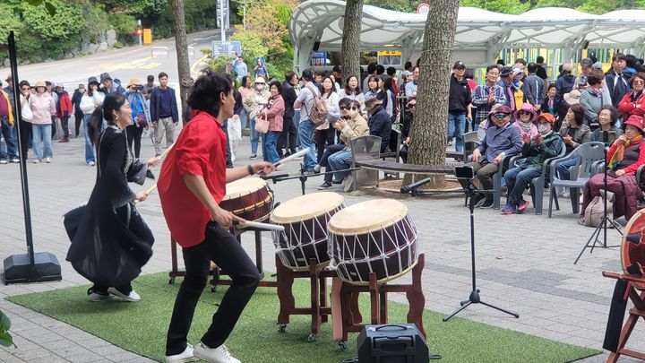 [부산=뉴시스] 태종대유원지 버스킹 공연 (사진=부산시설공단 제공) 2026.02.19. photo@newsis.com *재판매 및 DB 금지