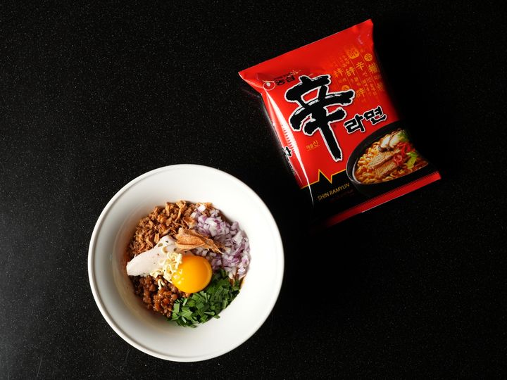 [서울=뉴시스] 농심이 라면 미식 프로젝트 '농심면가'를 운영한다. 첫 메뉴 '신라면 아부라소바'는 '칼마카세' 신현도 셰프의 다이닝 멘쇼쿠에서 선보인다.(사진=농심) *재판매 및 DB 금지