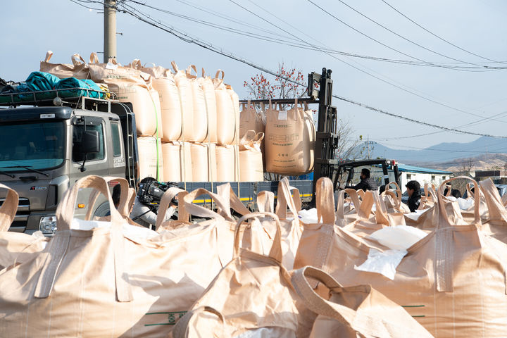 [구미=뉴시스] 공공비축미곡 수매 현장. (사진=구미시 제공) 2026.02.19 photo@newsis.com *재판매 및 DB 금지