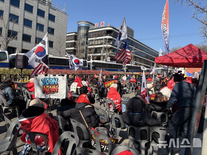 [서울=뉴시스]신유림 기자=보수단체 신자유연대가 윤석열 전 대통령 1심 선고가 열리는 19일 오전 서울 서초구 서울중앙지법 정문 인근 정곡빌딩 남관 앞에서 윤 전 대통령의 공소 기각을 촉구하는 집회를 열고 있다. 2025.02.19. spicy@newsis.com
