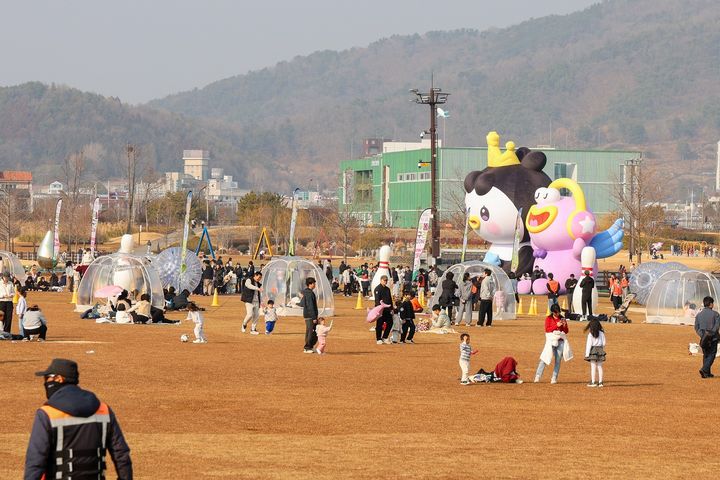 [순천=뉴시스] 설 연휴 순천시 오천그린광장에서 체험활동이 펼쳐지고 있다. (사진=순천시 제공) 2026.02.19. photo@newsis.com *재판매 및 DB 금지