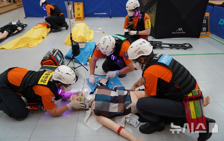 [제주=뉴시스] 제주소방안전본부가 올해 3월부터 도입하는 AI 심전도 판독기 관련 훈련 사진. (사진=제주소방안전본부 제공) 2026.02.19. photo@newsis.com