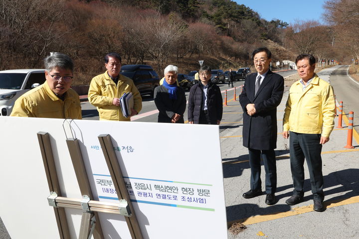 [정읍=뉴시스] 김윤덕 국토부 장관이 19일 정읍시의 내장산리조트 연결도로 미시행 구간에 대한 현장점검에 나섰다. 김윤덕 장관(오른쪽 두번째)과 이학수 시장(오른쪽 첫번째)이 시 관계자로부터 사업 설명을 듣고 있다. *재판매 및 DB 금지