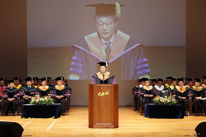 [서울=뉴시스] 구자겸(가운데) NVH코리아 회장이 학위 수여식에서 인사말을 전하고 있다. (사진=중앙대 제공) 2026.02.19. photo@newsis.com *재판매 및 DB 금지