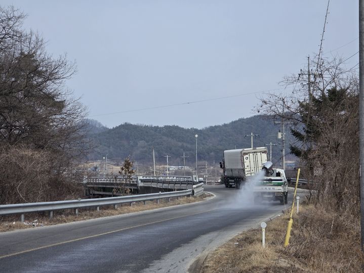 [안동=뉴시스] 방역소독. (사진=경북도 제공) 2026.02.19. photo@newsis.com *재판매 및 DB 금지