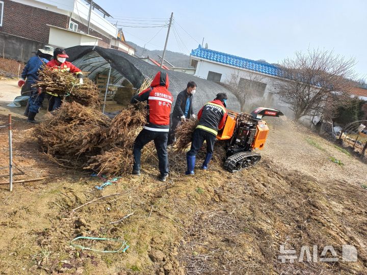 [완주=뉴시스] 완주군, 산불방지대책본부 현장 대응 모습. *재판매 및 DB 금지