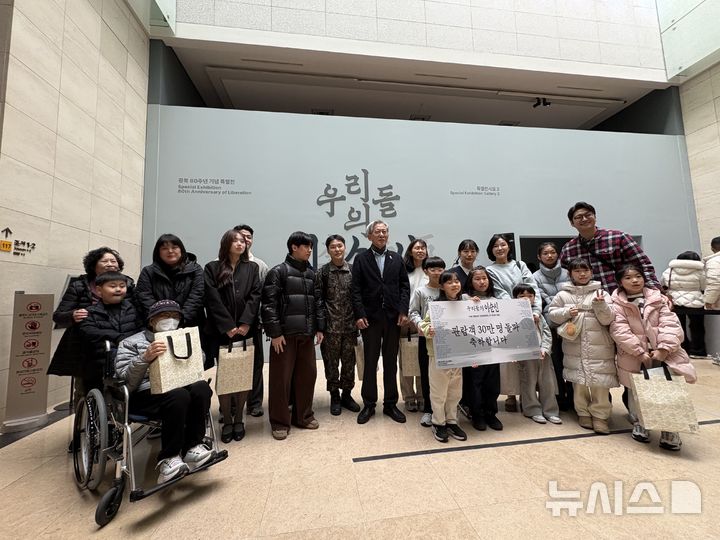 [서울=뉴시스] 한이재 기자 = 19일 서울 용산구에 있는 국립중앙박물관에서 '우리들의 이순신' 누적 관람객 30만명 돌파 축하식이 열렸다. 2026.02.19. nowone@newsis.com