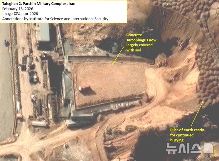 [서울=뉴시스] 이란이 자국 내 주요 핵 시설 표면을 콘크리트로 보강 중인 것으로 알려졌다. 핵 협상이 결렬될 경우 도널드 트럼프 미국 행정부와 이스라엘이 폭격에 나설 가능성에 대비한 것으로 보인다. 사진은 데이비드 올브라이트 과학국제연구소(ISIS) 소장이 18일 파르친 군사기지 내 핵 시설 '탈레간2'의 모습. 콘크리트 보강 공사 및 토사 복개가 이뤄진 것으로 추정된다. (사진=데이비드 올브라이트 과학국제연구소장 X) 2026.02.19.
