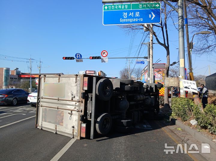 가로등 들이받고 전도된 화물차…"브레이크 작동 안 해"