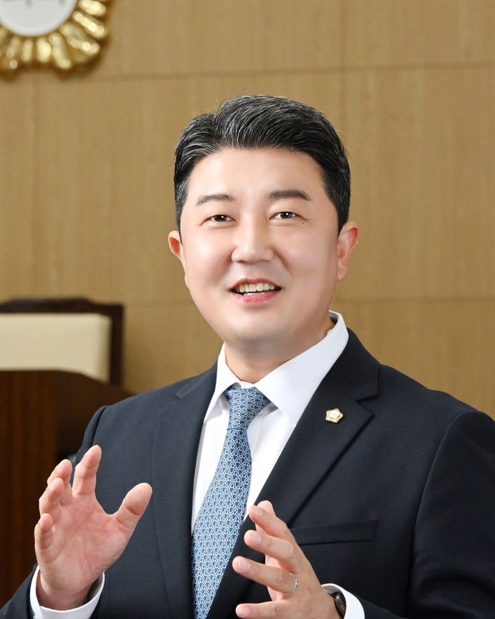 [울산=뉴시스] 울산 울주군의회는 최근 ‘울주푸드뱅크마켓’의 운영 주체 전환의 필요성을 제기한 김시욱 의원의 서면질문에 대한 답변을 통해 울주군이 단계적 실행 계획을 밝혔다고 19일 밝혔다. 사진은 김시욱 의원. (사진= 울주군의회 제공) 2026.02.19.photo@newsis.com *재판매 및 DB 금지