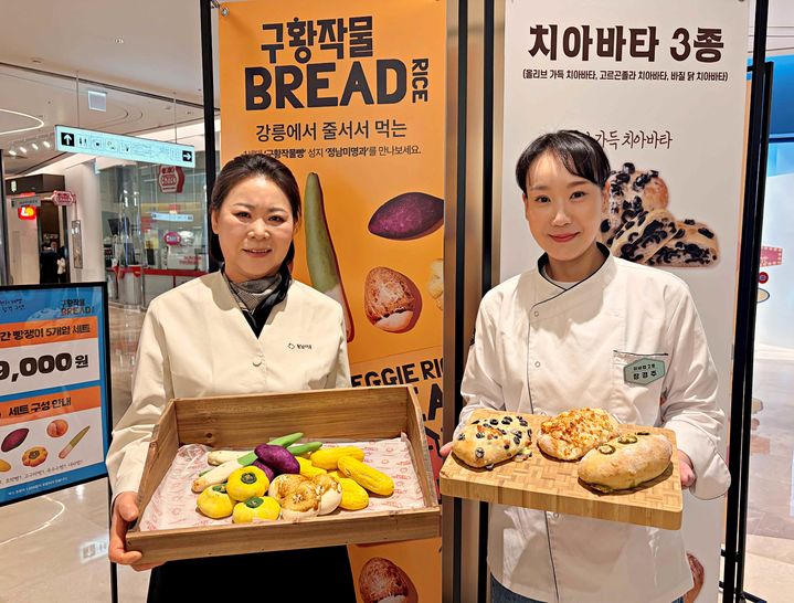 [서울=뉴시스] 잠실 롯데월드몰에서 진행하는 천하제빵 팝업스토어에서 빵을 소개하고 있는 정남미 셰프(왼쪽)과 장경주 셰프(오른쪽) (사진=롯데백화점) 2026.02.19. photo@newsis.com *재판매 및 DB 금지 *재판매 및 DB 금지