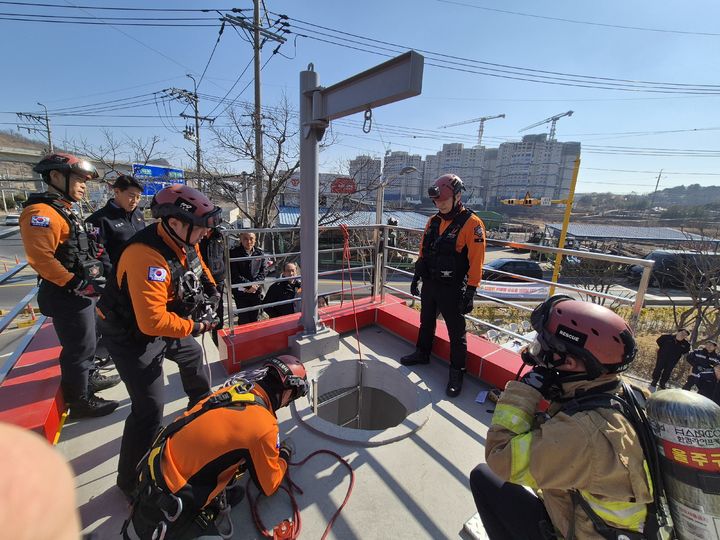 [울산=뉴시스] 울산 서울주소방서는 19일 청사 외부 훈련장에서 각종 인명구조 시범 훈련을 했다고 밝혔다. (사진= 서울주소방서 제공) 2026.02.19.photo@newsis.com *재판매 및 DB 금지