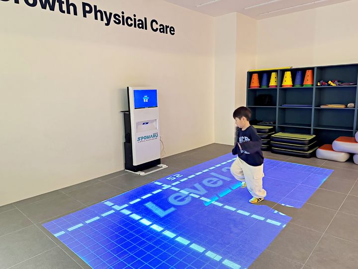 [서울=뉴시스] 타임빌라스 수원 '슈퍼키즈성장센터'에서 체력활동을 하는 모습. (사진=롯데백화점 제공) *재판매 및 DB 금지