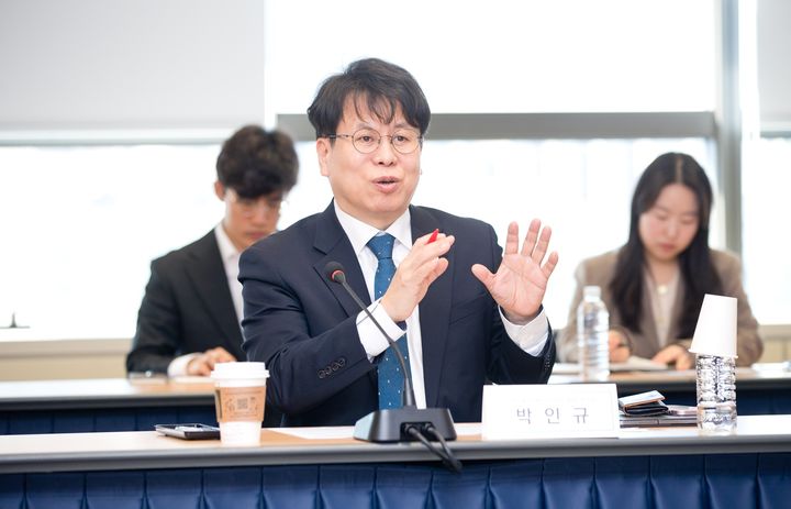 [서울=뉴시스] 박인규 과학기술정보통신부과학기술혁신본부장이 학계·연구계·산업계 및 연구관리 전문기관 관계자들과 만나 성실한 연구수행을 뒷받침할 수 있는 연구개발(R&D) 규제혁신 방안을 논의했다. (사진=과기정통부 제공) *재판매 및 DB 금지