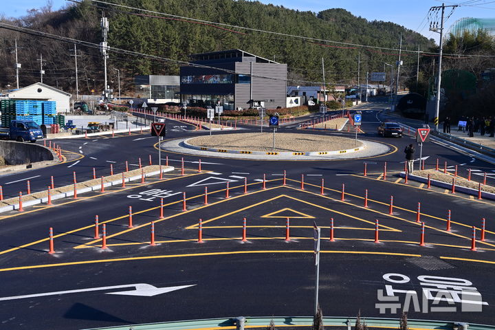 [진주=뉴시스]진주시 집현면 사촌사거리 회전교차로 모습.(사진=진주시 제공).2026.02.19.photo@newsis.com *재판매 및 DB 금지