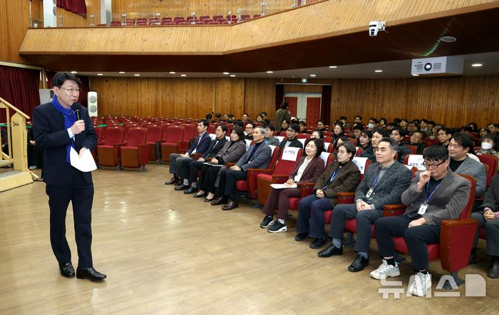 [전주=뉴시스]윤난슬 기자 = 전주시는 19일 시청 강당에서 본청 팀장급 공무원을 대상으로 '상반기 기업전담매니저 교육'을 실시했다. (사진=전주시 제공) 2026.02.19. photo@newsis.com
