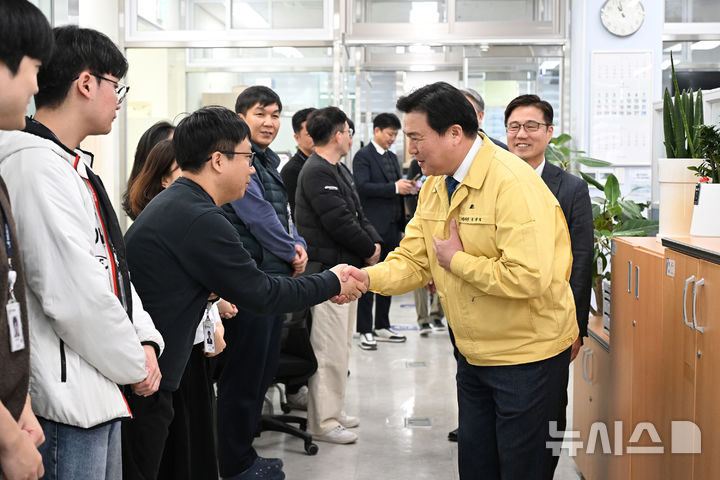[시흥=뉴시스] 임병택 시장이 19일 각 부서를 방문한 가운데 직원들과 병오년 새해 악수를 하고 있다. (사진=시흥시 제공).2026.02.19.photo@newsis.com