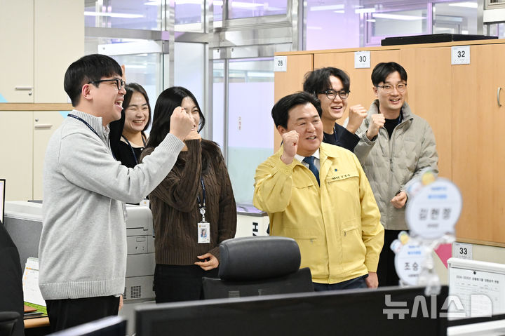 [시흥=뉴시스] 임병택 시장이 19일 병오년 새해를 맞아 각 부서를 직접 방문한 가운데 직원들과 파이팅을 외치며 기념 촬영을 하고 있다. (사진=시흥시 제공).2026.02.19.photo@newsis.com