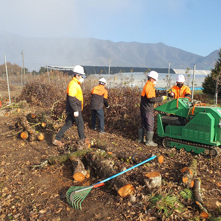 충북도 찾아가는 영농부산물 파쇄 지원단 활동 모습. (사진=충북도 제공) *재판매 및 DB 금지