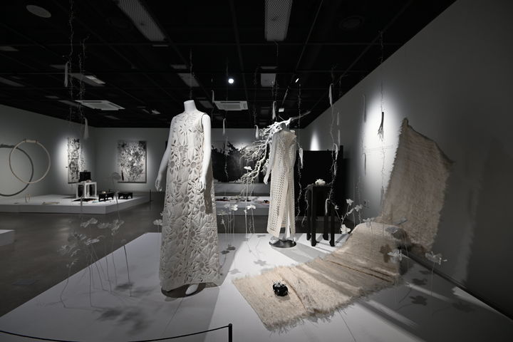 [진주=뉴시스]진주실크박물관, 개관 기획전 '비단, 삶 생을 수놓다' 모습.(사진=진주시 제공).2026.02.19.photo@newsis.com *재판매 및 DB 금지