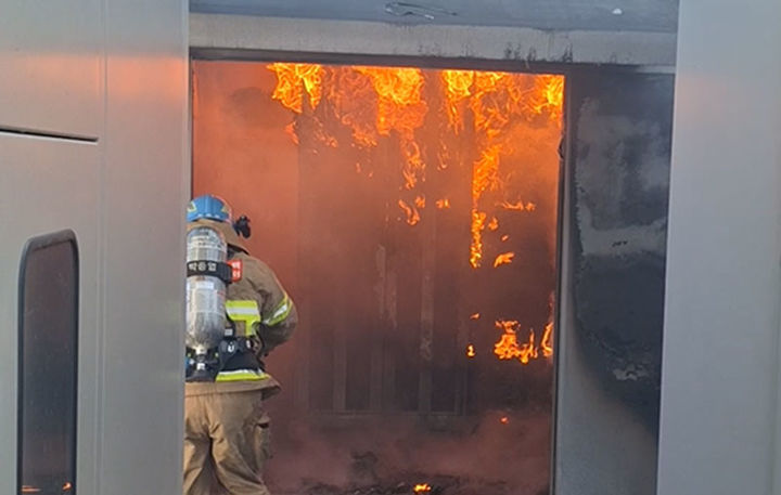 19일 오후 1시 5분께 태백시 문곡소도동 사베리골에 위치한 태양광 발전 시설에서 화재가 발생, 소방당국이 긴급 진화 작업에 나서고 있다.(사진=태백소방서 제공) *재판매 및 DB 금지