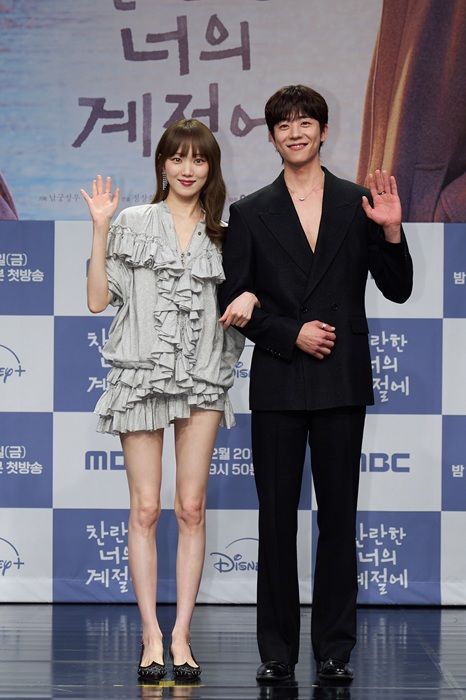 [서울=뉴시스] 19일 오후 서울 마포구 MBC 골든마우스홀에서 열린 MBC 새 금토드라마 '찬란한 너의 계절에' 제작발표회에서 배우 이성경과 채종협이 포즈를 취하고 있다. (사진=MBC 제공) 2026.02.19. photo@newsis.com *재판매 및 DB 금지