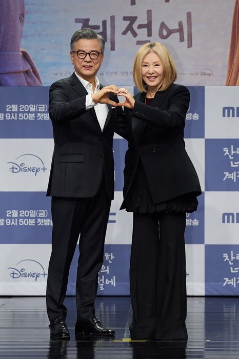 [서울=뉴시스] 19일 오후 서울 마포구 MBC 골든마우스홀에서 열린 MBC 새 금토드라마 '찬란한 너의 계절에' 제작발표회에서 배우 이미숙과 강석우 포즈를 취하고 있다. (사진=MBC 제공) 2026.02.19. photo@newsis.com *재판매 및 DB 금지