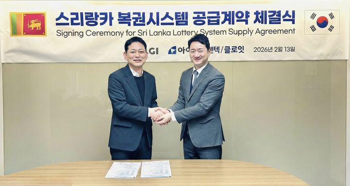 김윤관 아이티센 본부장(왼쪽)과 임정훈 SLGI 대표가 계약 체결 후 기념촬영을 하고 있다. (사진=아이티센 제공) *재판매 및 DB 금지