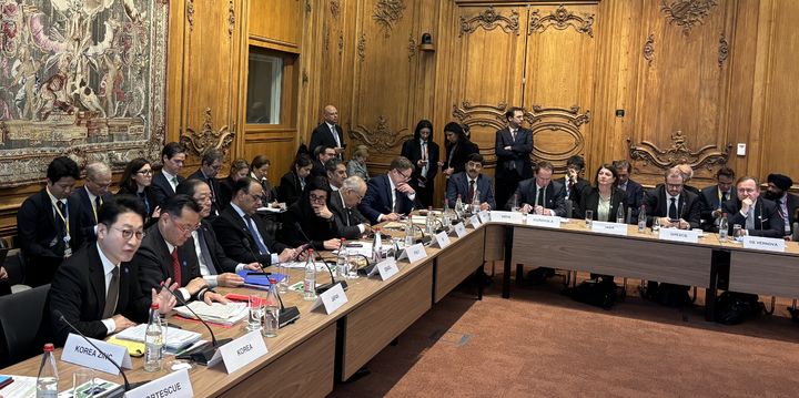 [세종=뉴시스] 이호현 기후에너지환경부 2차관이 19일(현지시간) 프랑스 파리 OECD 센터에서 열린 국제에너지기구(IEA) 각료이사회에 참석해 인공지능(AI)과 전기화 시대에 안정적인 전력공급과 전력망 구축 방안에 대해 발언하고 있다. (사진=기후부 제공) 2026.02.19. photo@newsis.com *재판매 및 DB 금지