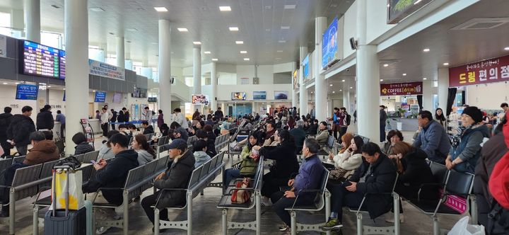 [통영=뉴시스] 신정철 기자= 한국해양교통안전공단(KOMSA) 통영운항관리센터는 지난 13일부터 설 연휴 6일 동안 경남지역 연안여객선을 이용한 승객이 전년 대비 18% 증가한 3만4024명인 것으로 나타났다고 19일 밝혔다. 사진은 지난 14일 통영연안여객터미널에서 여객선 승선 시간을 기다리는 귀성객 모습..2026.02.19. sin@newsis.com *재판매 및 DB 금지