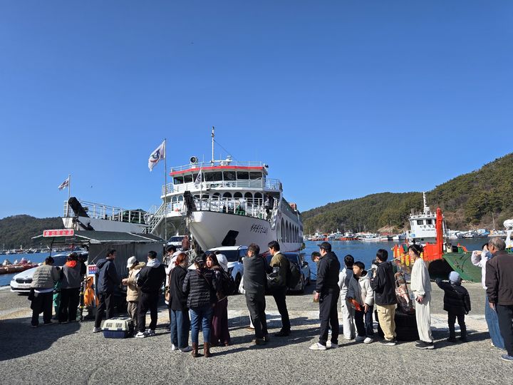 [통영=뉴시스] 신정철 기자= 한국해양교통안전공단(KOMSA) 통영운항관리센터는 지난 13일부터 설 연휴 6일 동안 경남지역 연안여객선을 이용한 승객이 전년 대비 18% 증가한 3만4024명인 것으로 나타났다고 19일 밝혔다. 사진은 귀성객 승선 모습.(사진=통영운항관리센터 제공).2026.02.19. photo@newsis.com *재판매 및 DB 금지
