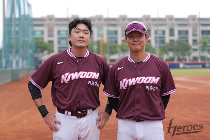 [서울=뉴시스] 프로야구 키움 히어로즈 이형종과 박찬형이 19일 대만 가오슝에서 진행 중인 2026 스프링캠프에서 진행한 구단 첫 자체 청백전에서 수훈 선수로 선정됐다. (사진=키움 히어로즈 제공) 2026.02.19. *재판매 및 DB 금지