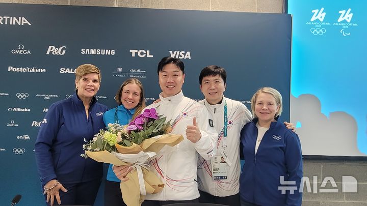 [서울=뉴시스] 원윤종(가운데)이 19일(한국 시간) 이탈리아 밀라노의 2026 밀라노·코르티나담페초 동계올림픽 선수촌에서 열린 국제올림픽위원회(IOC) 선수위원 투표 결과 1위로 선수위원에 선정됐다. (사진=대한체육회 제공) 2026.02.19.