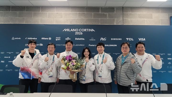 [서울=뉴시스] 원윤종(왼쪽에서 세 번째)이 19일(한국 시간) 이탈리아 밀라노의 2026 밀라노·코르티나담페초 동계올림픽 선수촌에서 열린 국제올림픽위원회(IOC) 선수위원 투표 결과 1위로 선수위원에 선정됐다. (사진=대한체육회 제공) 2026.02.19.