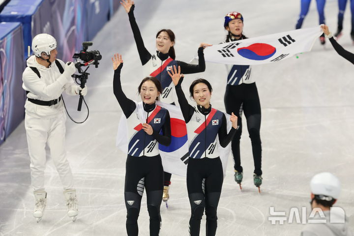 [밀라노=뉴시스] 박주성 기자 = 대한민국 쇼트트랙 여자 대표팀이 18일(현지 시간) 이탈리아 밀라노 아이스 스케이팅 아레나 경기장에서 열린 2026 밀라노·코르티나담페초 동계올림픽 쇼트트랙 여자 3000m 계주 결승에서 금메달을 획득하자 기뻐하고 있다. 2026.02.19. park7691@newsis.com