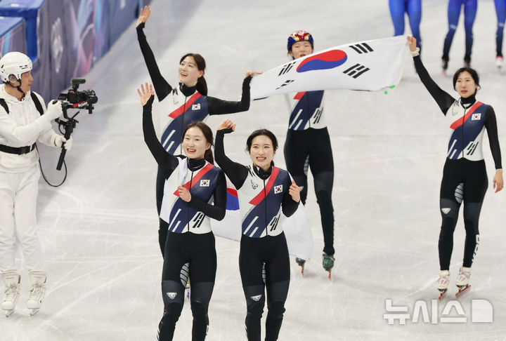 [밀라노=뉴시스] 박주성 기자 = 대한민국 쇼트트랙 여자 대표팀이 18일(현지 시간) 이탈리아 밀라노 아이스 스케이팅 아레나 경기장에서 열린 2026 밀라노·코르티나담페초 동계올림픽 쇼트트랙 여자 3000m 계주 결승에서 금메달을 획득하자 기뻐하고 있다. 2026.02.19. park7691@newsis.com