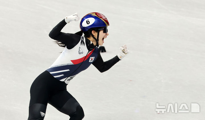 [밀라노=뉴시스] 박주성 기자 = 18일(현지 시간) 이탈리아 밀라노 아이스 스케이팅 아레나 경기장에서 열린 2026 밀라노·코르티나담페초 동계올림픽 쇼트트랙 여자 3000m 계주 결승에서 김길리가 금메달을 획득하자 기뻐하고 있다. 2026.02.19. park7691@newsis.com