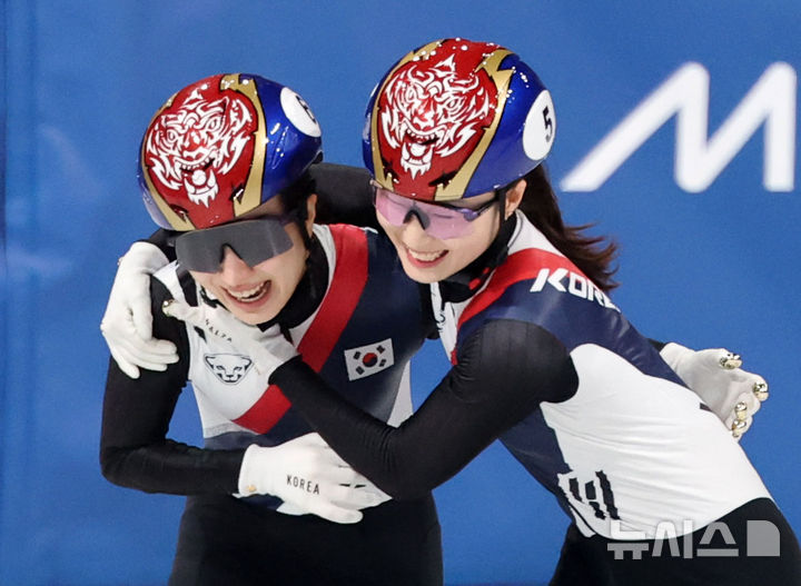 [밀라노=뉴시스] 박주성 기자 = 18일(현지 시간) 이탈리아 밀라노 아이스 스케이팅 아레나 경기장에서 열린 2026 밀라노·코르티나담페초 동계올림픽 쇼트트랙 여자 3000m 계주 결승에서 김길리와 최민정이 금메달을 획득하자 기뻐하고 있다. 2026.02.19. park7691@newsis.com