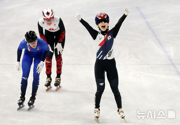 [밀라노=뉴시스] 박주성 기자 = 18일(현지 시간) 이탈리아 밀라노 아이스 스케이팅 아레나 경기장에서 열린 2026 밀라노·코르티나담페초 동계올림픽 쇼트트랙 여자 3000m 계주 결승에서 김길리가 금메달을 획득하자 기뻐하고 있다. 2026.02.19. park7691@newsis.com