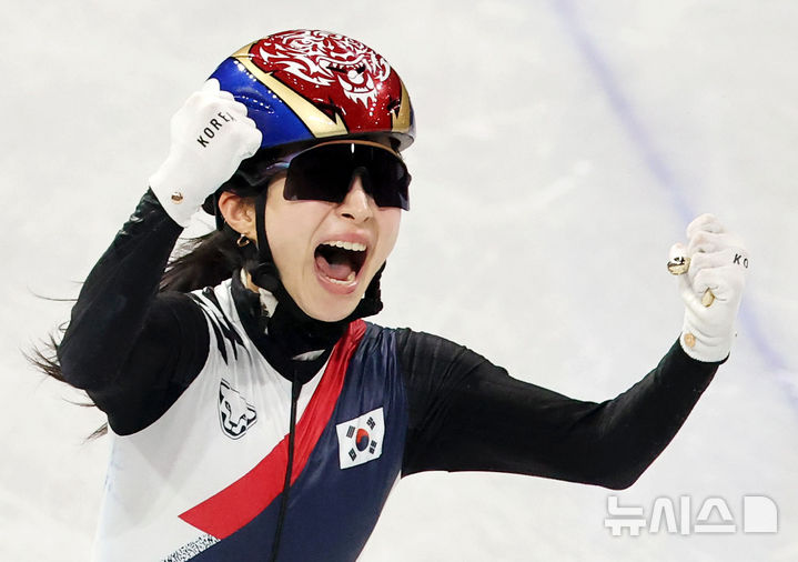 [밀라노=뉴시스] 박주성 기자 = 18일(현지 시간) 이탈리아 밀라노 아이스 스케이팅 아레나 경기장에서 열린 2026 밀라노·코르티나담페초 동계올림픽 쇼트트랙 여자 3000m 계주 결승에서 김길리가 금메달을 획득하자 기뻐하고 있다. 2026.02.19. park7691@newsis.com