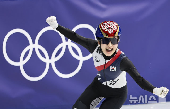 [밀라노=뉴시스] 김근수 기자 = 쇼트트랙 김길리가 18일(현지 시간) 이탈리아 밀라노 아이스스케이팅 아레나에서 열린 2026 밀라노·코르티나 담페초 동계올림픽 여자 쇼트트랙 3000m 계주 결승에서 금메달을 차지하자 기뻐하고 있다. 2026.02.19. ks@newsis.com