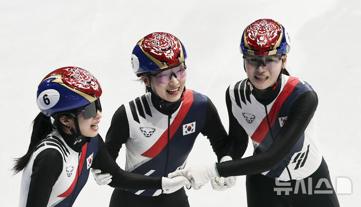 [밀라노=뉴시스] 김근수 기자 = 쇼트트랙 김길리(왼쪽부터)와 최민정, 노도희가 18일(현지 시간) 이탈리아 밀라노 아이스스케이팅 아레나에서 열린 2026 밀라노·코르티나 담페초 동계올림픽 여자 쇼트트랙 3000m 계주 결승에서 금메달을 차지하자 기뻐하고 있다. 2026.02.19. ks@newsis.com